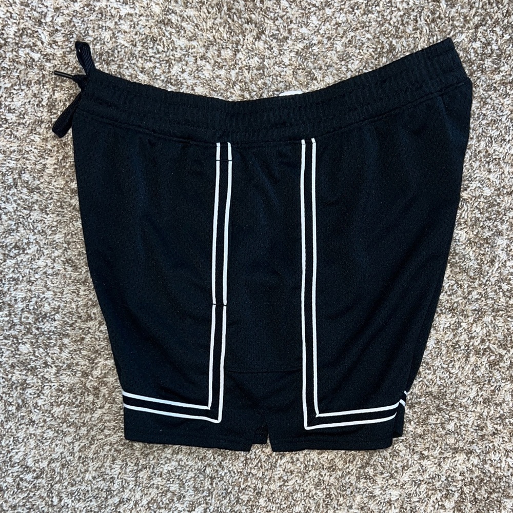 Under Armor Women’s Black Baseline Pro Mesh Shorts - Picture 5 of 6
